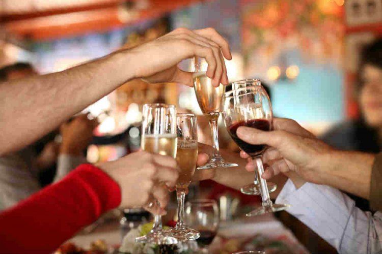 Η μέτρια κατανάλωση αλκοόλ μπορεί να μειώσει τη θνησιμότητα από οποιαδήποτε αιτία