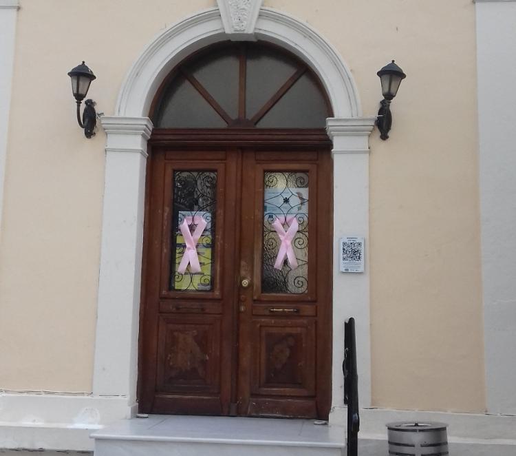 Στα ροζ ο εξωτερικός χώρος του Δημαρχείου, οι πόρτες και το δέντρο επί της οδού Μητροπόλεως
