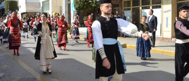 Φωτοστιγμές παράδοσης από την παρέλαση των πολιτιστικών συλλόγων της Βέροιας