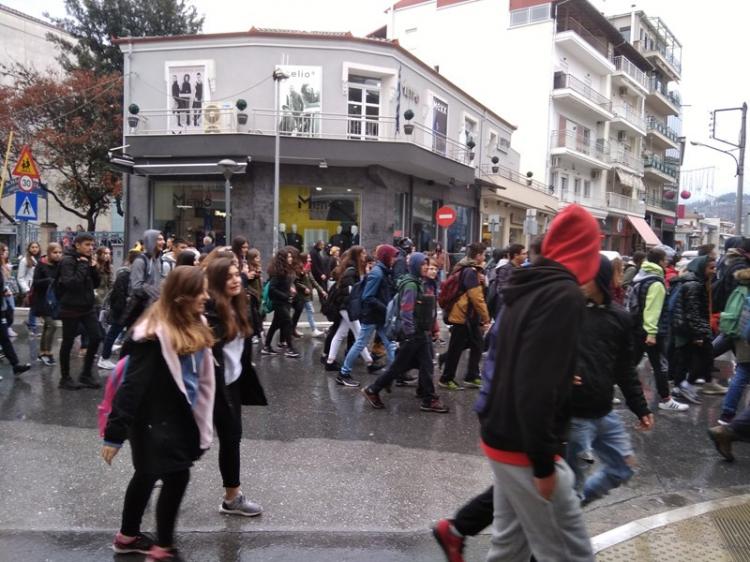 «Μακεδονία, γη ελληνική» : Πορεία διαμαρτυρίας μαθητών γυμνασίων και λυκείων της Ημαθίας