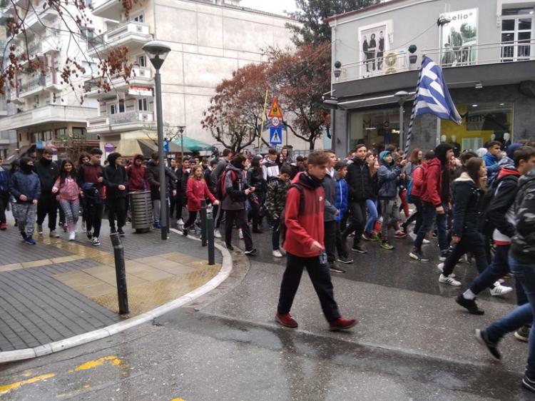 «Μακεδονία, γη ελληνική» : Πορεία διαμαρτυρίας μαθητών γυμνασίων και λυκείων της Ημαθίας