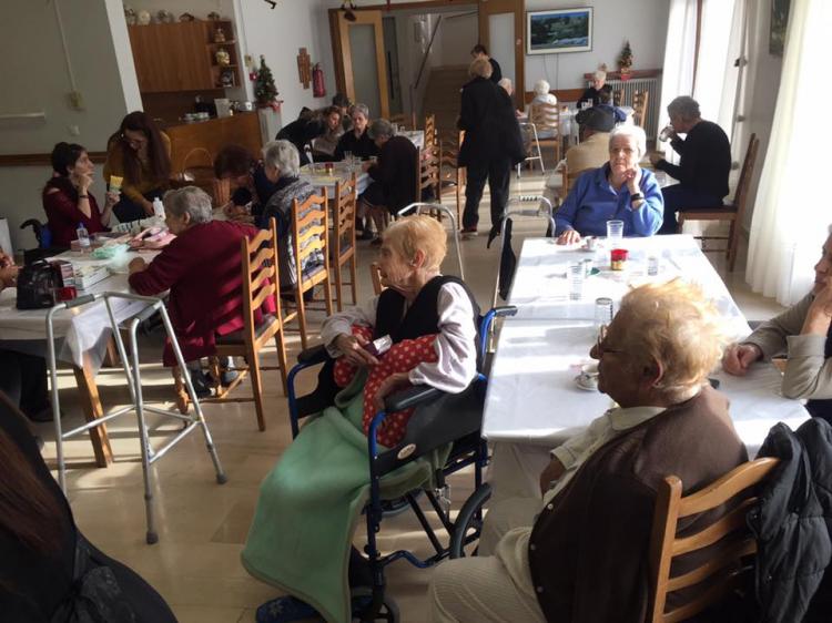 Στιγμές χαλάρωσης στους τροφίμους της Μονάδας του Γηροκομείου Νάουσας από το τμήμα γυναικών της Ε.Λ. Χαρίεσσας
