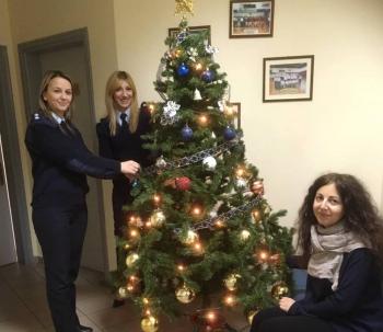 Ένα πανέμορφο χριστουγεννιάτικο δένδρο στη Διεύθυνση Αστυνομίας Ημαθίας!