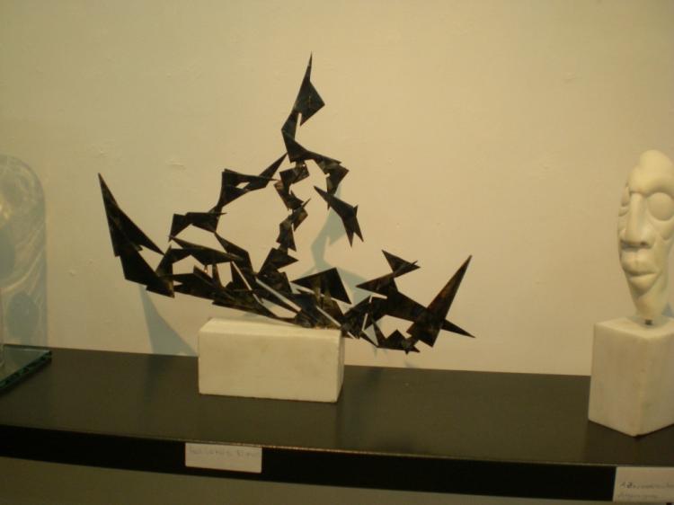 Εγκαινιάστηκε η έκθεση «Σ(χ)ήματα στο χώρο» του Άρη Κατσιλάκη, στη γκαλερί της Βίκυς Παπατζίκου