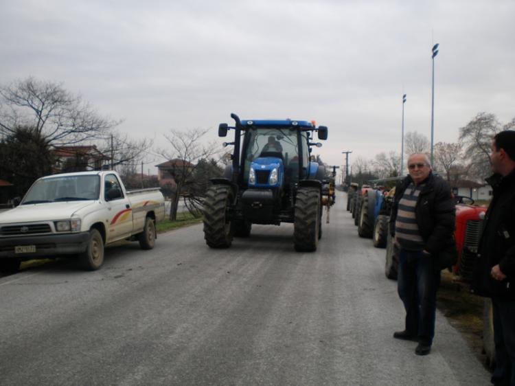 Τρακτέρ αγροτών της Ημαθίας ξεκίνησαν να συγκεντρώνονται κάτω από τον κόμβο της Κουλούρας