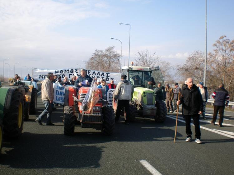 Δεν κάνουν πίσω οι αγρότες της Ημαθίας, προχωρούν σε καταρχήν συμβολικούς αποκλεισμούς