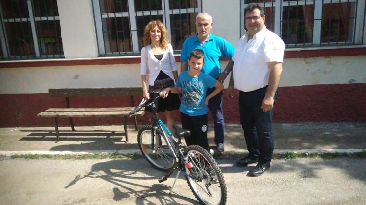Παρέλαβαν τα ποδήλατά τους οι 2 τυχεροί μαθητές δημοτικών σχολείων του Δήμου Βέροιας