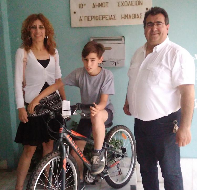 Παρέλαβαν τα ποδήλατά τους οι 2 τυχεροί μαθητές δημοτικών σχολείων του Δήμου Βέροιας