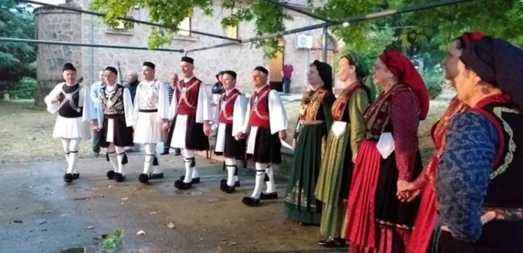 Το χορευτικό του Πολιτιστικού Ομίλου Ξηρολιβάδου στον Εσπερινό της Πεντηκοστής του Ιερού Ναού Αγίας Τριάδος Πανοράματος Βεροίας