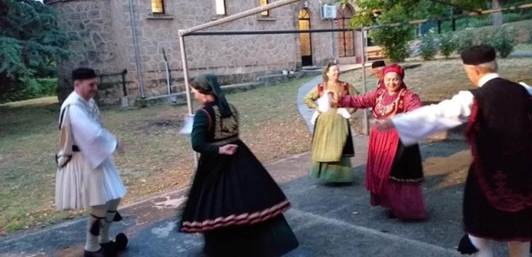 Το χορευτικό του Πολιτιστικού Ομίλου Ξηρολιβάδου στον Εσπερινό της Πεντηκοστής του Ιερού Ναού Αγίας Τριάδος Πανοράματος Βεροίας