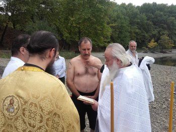 Μια συγκινητική ορθόδοξη βάπτιση στις όχθες του Αλιάκμονα!