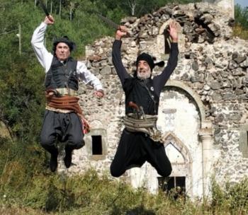 Ξεκινούν τα τμήματα εκμάθησης παραδοσιακών χορών και οργάνων από την Εύξεινο Λέσχη Βέροιας