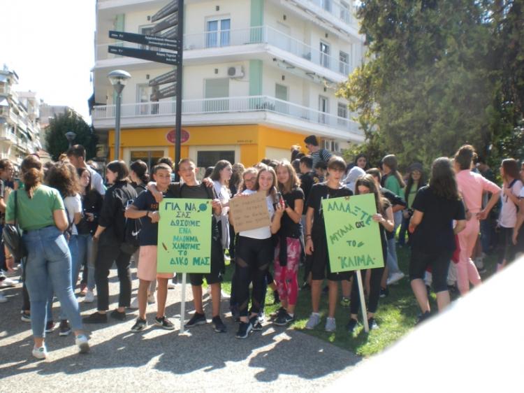 Βγήκαν στους δρόμους οι μαθητές διαμαρτυρόμενοι κατά της κλιματικής αλλαγής