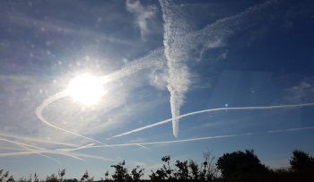 Εκτελούν πολιτικά αεροσκάφη....δεξιές κλειστές στροφές στον ουρανό της Ημαθίας;