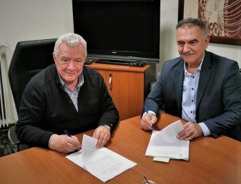 Υπογράφτηκε η σύμβαση μεταξύ του Δήμου Αλεξάνδρειας και της ΑΝΗΜΑ Α.Ε. για την προμήθεια και τη λειτουργία Κινητής Βιβλιοθήκης