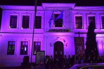 Στα ροζ το Δημαρχείο Βέροιας, με ροζ φιόγκους έντυσε τα μαγαζιά ο Εμπορικός Σύλλογος