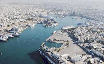 «Κομφούζιο» και στο λιμάνι του Πειραιά λόγω κοροναϊού