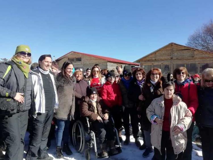 Στιγμές χαράς και συγκίνησης για περισσότερα από 100 άτομα με αναπηρία στη δράση «know the snow» του Δήμου Νάουσας