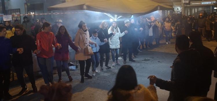 «Η παράδοση είναι η ταυτότητά μας» : Με σάτιρα και χορούς κυκλωτικούς γιόρτασε η Νάουσα την Τσικνοπέμπη!