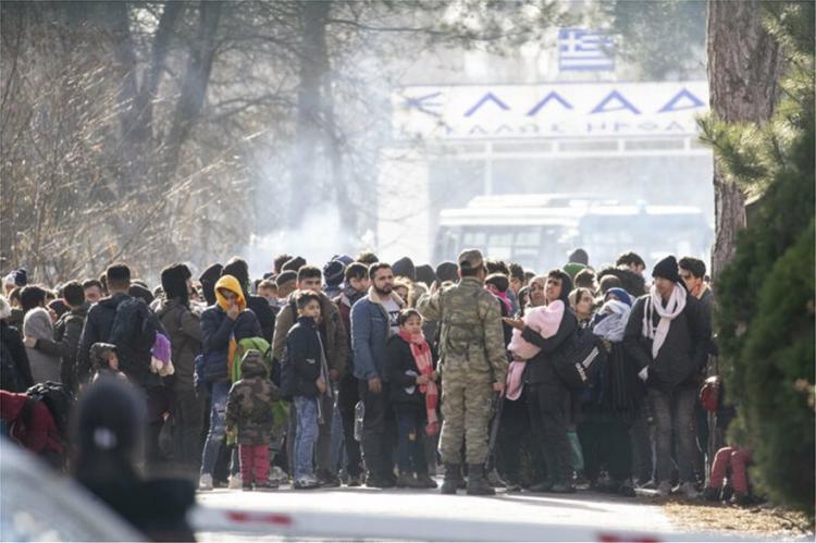 Χαοτική η κατάσταση στα σύνορα – Με δωρεάν λεωφορεία μεταφέρουν οι Τούρκοι τους πρόσφυγες