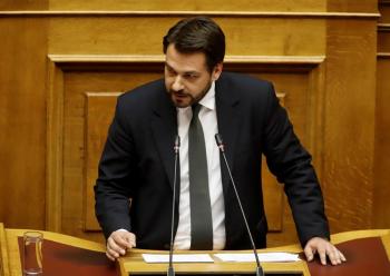Αντιπαράθεση του Τάσου Μπαρτζώκα με βουλευτές του ΣΥΡΙΖΑ για το μεταναστευτικό από το βήμα της Βουλής 