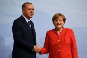 Προσφυγικό: Αναθεώρηση της συμφωνίας με την ΕΕ ζήτησε ο Ερντογάν από τη Μέρκελ