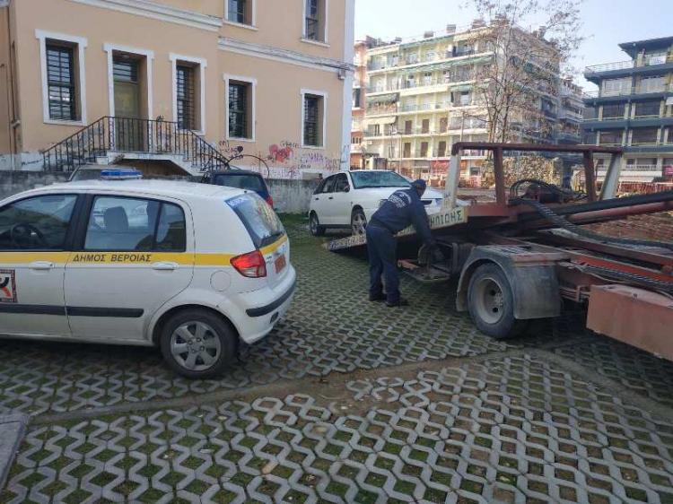 Απόσυρση εγκαταλελειμμένων οχημάτων από τη Δημοτική Αστυνομία Βέροιας