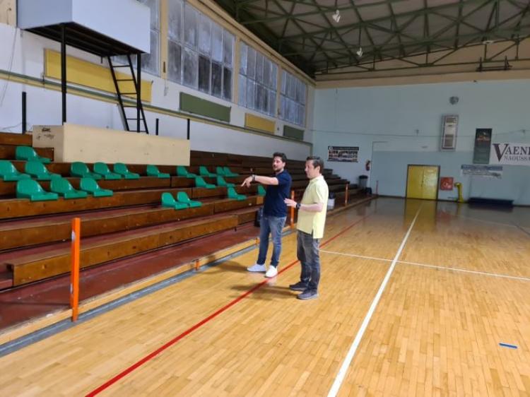 Δήμος Νάουσας : Εργασίες συντήρησης σε 10ο δημοτικό σχολείο και κλειστό γυμναστήριο