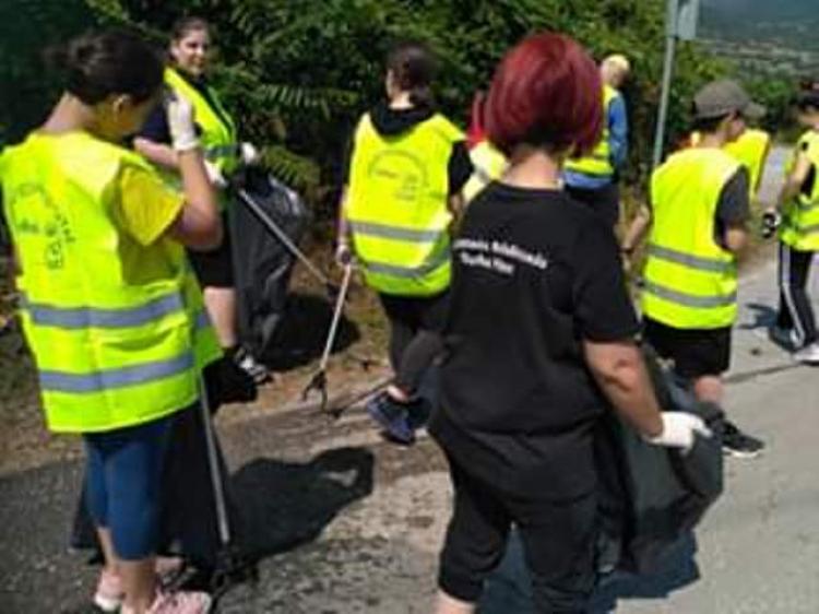 Καθαρισμός του δρόμου Ραχιάς-Βέροιας από τους «εθελοντές καθαριότητας» και παιδιά του πολιτιστικού συλλόγου Ραχιάς