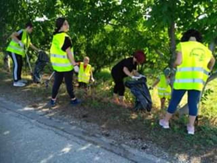 Καθαρισμός του δρόμου Ραχιάς-Βέροιας από τους «εθελοντές καθαριότητας» και παιδιά του πολιτιστικού συλλόγου Ραχιάς