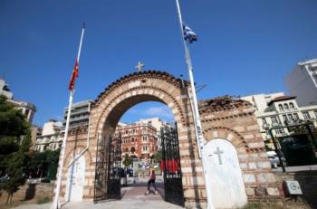 Πένθιμα ήχησαν οι καμπάνες σε Ελλάδα και Κύπρο για την Αγία Σοφία – Μεσίστιες κυματίζουν οι σημαίες