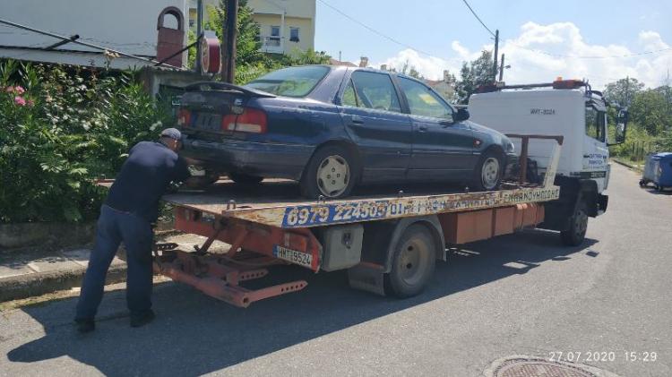 Περισυλλογή εγκαταλελειμμένων οχημάτων από τη Δημοτική Αστυνομία Βέροιας