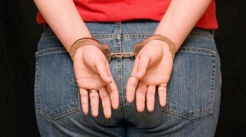 35χρονη στην Ημαθία συνελήφθη γιατί αφαίρεσε χρυσή αλυσίδα από το λαιμό 52χρονου