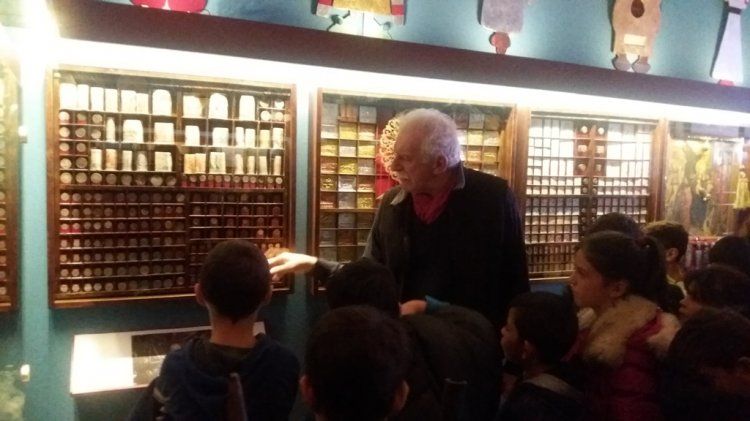 Στο Εθνογραφικό Μουσείο του Γιώργη Μελίκη, οι μαθητές του Δημοτικού σχολείου Κουλούρας μαθαίνουν για τα νομίσματα