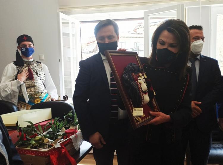 Τα αναμνηστικά δώρα που προσφέρθηκαν στην κ. Αγγελοπούλου κατά την υποδοχή της στο Δημαρχείο της Νάουσας 
