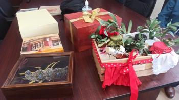 Τα αναμνηστικά δώρα που προσφέρθηκαν στην κ. Αγγελοπούλου κατά την υποδοχή της στο Δημαρχείο της Νάουσας 