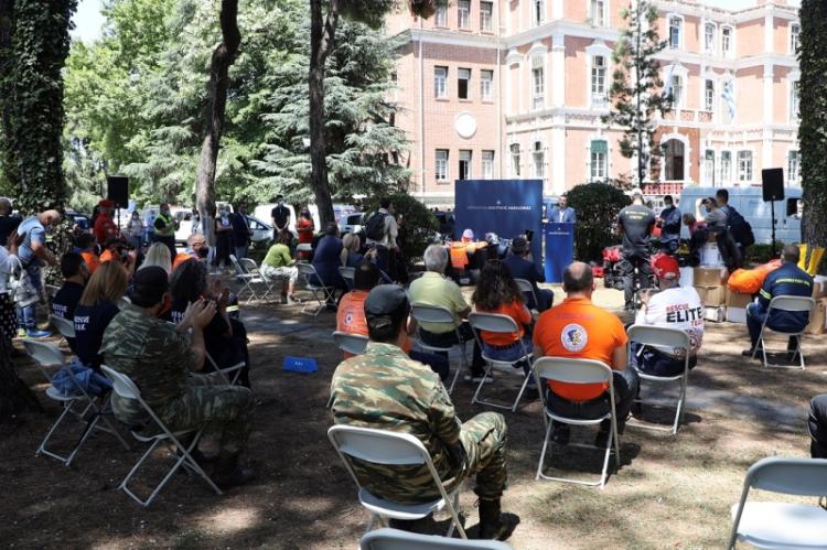 Εξοπλισμό και μέσα ατομικής προστασίας στα στελέχη και τους εθελοντές Πολιτικής Προστασίας της Κεντρικής Μακεδονίας παρέδωσε ο Απ.Τζιτζικώστας