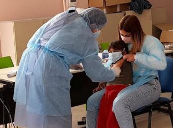 Παιδιατρική εξέταση και εμβολιασμός παιδιών Ρομά στο Δήμο Αλεξάνδρειας