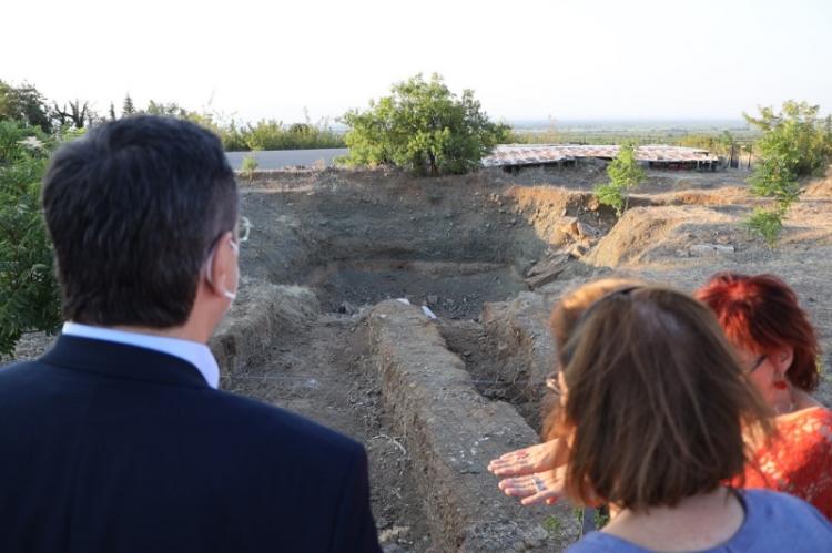 Ο Περιφερειάρχης Κ.Μακεδονίας Α.Τζιτζικώστας και η Υπουργός Πολιτισμού Λ. Μενδώνη εγκαινίασαν το Αρχαιολογικό Πάρκο της Νεκρόπολης των Αιγών στην Ημαθία