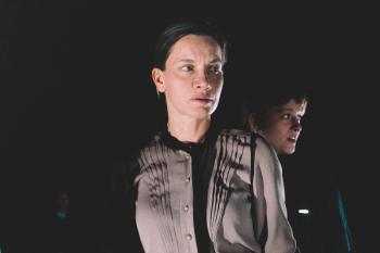 Η παράσταση «Πέντε Σιωπές» της Σήλα Στήβενσον σε σκηνοθεσία Γιάννη Παρασκευόπουλου διανύει την τελευταία εβδομάδα της