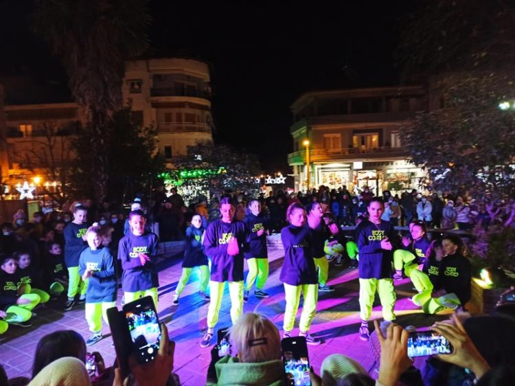 Δήμος Νάουσας : Ξεκίνησαν οι εορταστικές εκδηλώσεις με το άναμμα του χριστουγεννιάτικου δέντρου
