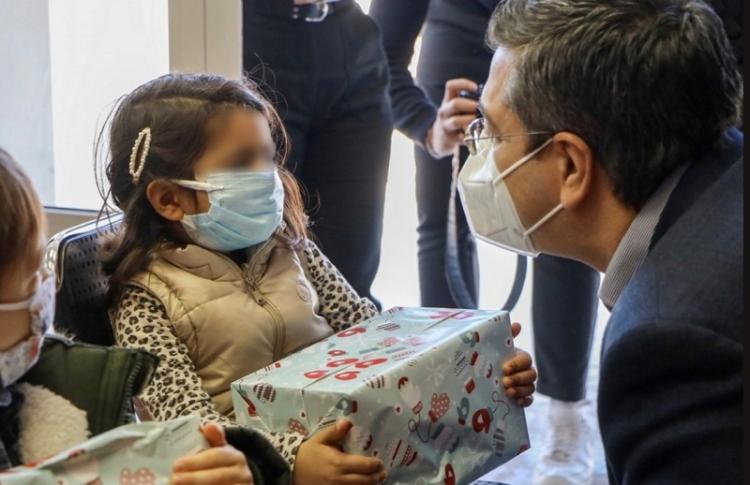 O Τζιτζικώστας μοίρασε δώρα στα παιδιά του Παιδικού Χωριού SOS στο Πλαγιάρι