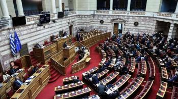 Πρόταση μομφής: Ξεκίνησε το πολιτικό σφυροκόπημα στη Βουλή