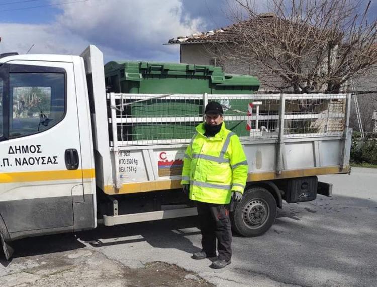 Αντικατάσταση κάδων απορριμμάτων, καθαρισμός γεμιστικών και συντριβανιών από τα συνεργεία του Δήμου Νάουσας 