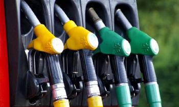 Στα ύψη οι τιμές των καυσίμων – Ξεπερνά τα 2 ευρώ η βενζίνη παρά το fuel pass