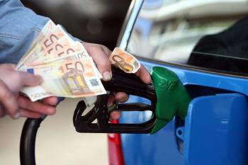 Στα 2,3 ευρώ το λίτρο η βενζίνη στην Ελλάδα, στο...1,5 στην Κύπρο!