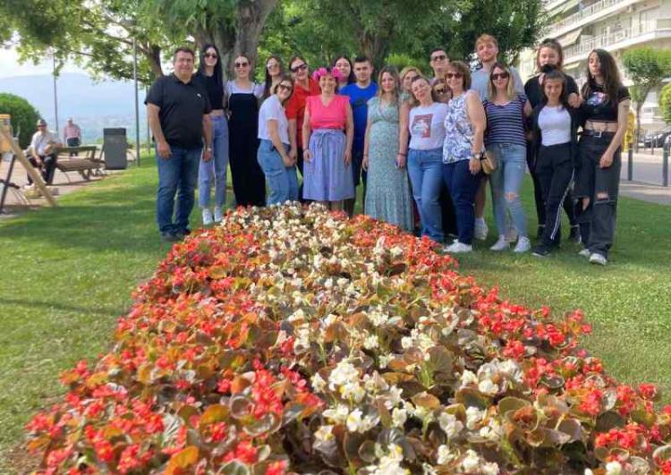 Σπουδαστές του Δ.Ι.Ε.Κ. Νοσηλευτικής του Νοσοκομείου Βέροιας γέμισαν λουλούδια το Πάρκο Αγίων Αναργύρων
