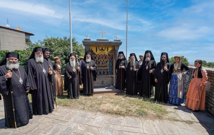 Με τη συμμετοχή Αρχιερέων των Ορθοδόξων Πατριαρχείων και Αυτοκεφάλων Εκκλησιών τα αποκαλυπτήρια του μνημείου των Ηρωΐδων Αγίων Γυναικών της Αράπιτσας