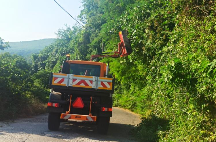 Με εντατικούς ρυθμούς συνεχίζονται οι εργασίες χορτοκοπής, κλαδέματος δέντρων και καλλωπισμού στο Δήμο Νάουσας