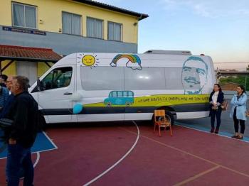 Σε συγκινησιακά φορτισμένο κλίμα παραδόθηκε το λεωφορείο στη μνήμη του Άλκη Καμπανού, που θα πηγαίνει βόλτα τα παιδιά με αυτισμό